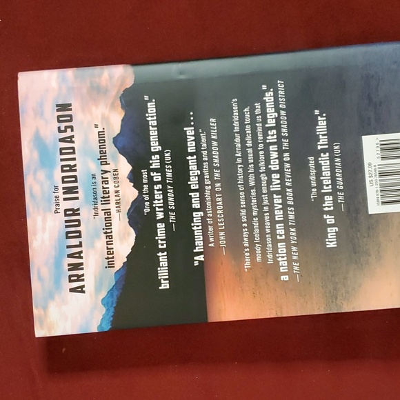 The Darkness Knows a‎ novel - Picture 6 of 6